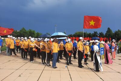 Cán bộ, công chức cùng các Vận động viên phường Lê Lợi tham dự diễu hành biểu dương lực lượng tại Đại hội thể dục thể thao thành phố Kon Tum lần thứ VII