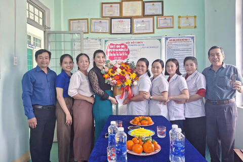 Đảng ủy - HĐND - UBND - UBMTTQVN phường thăm, chúc mừng Trạm y tế phường nhân Kỷ niệm 70 năm Ngày Thầy thuốc Việt Nam (27/02)