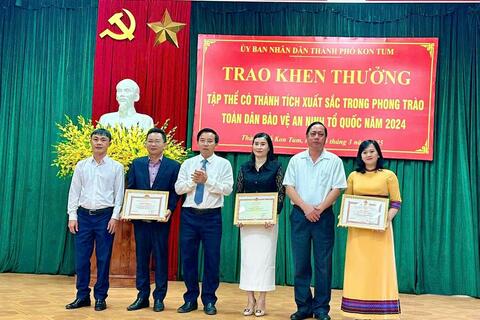 Đón nhận Bằng khen Bộ Trưởng Bộ Công an có thành tích trong phong trào toàn dân bảo vệ an ninh Tổ quốc năm 2024.